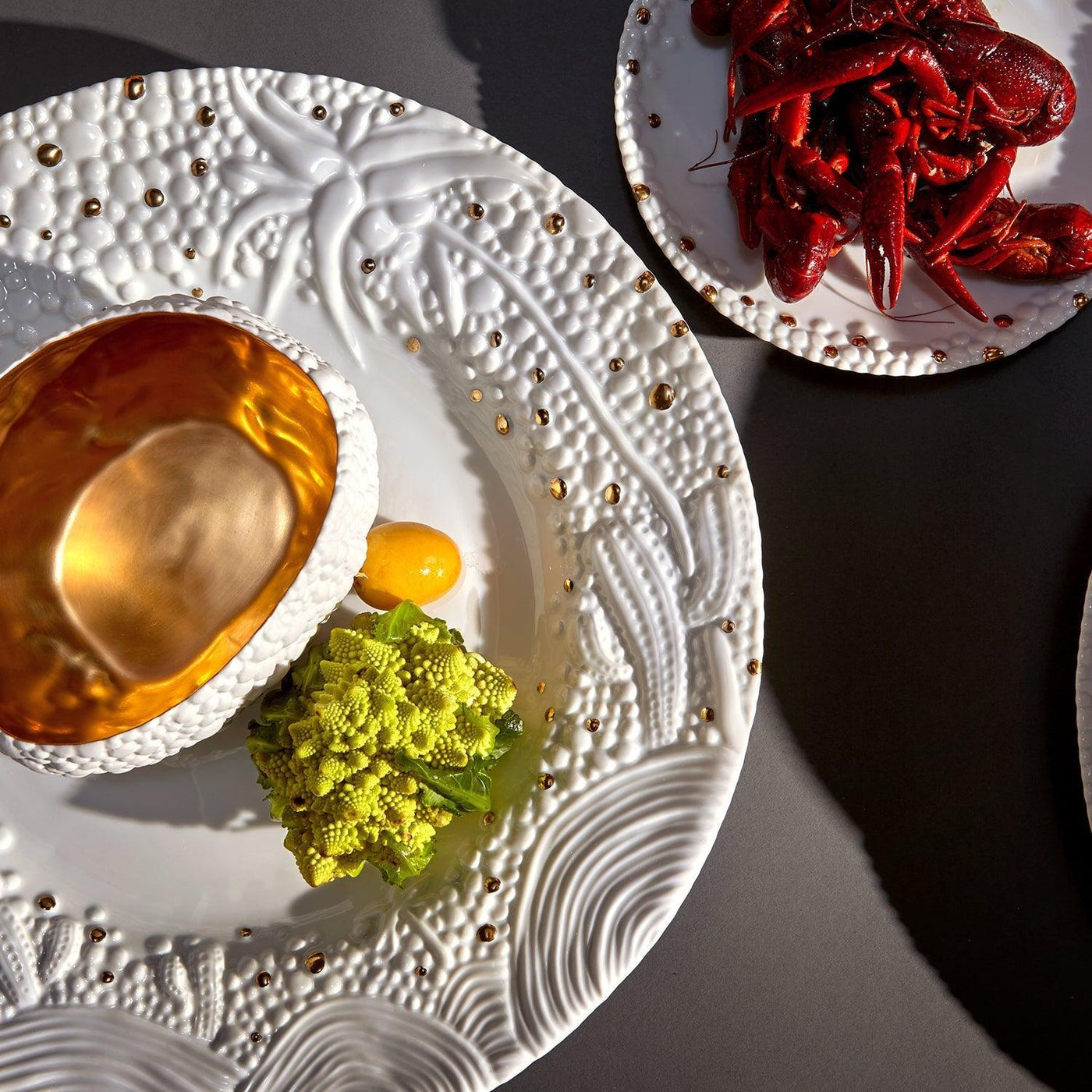 Haas Mojave Desert Charger - White + Gold - L'OBJET