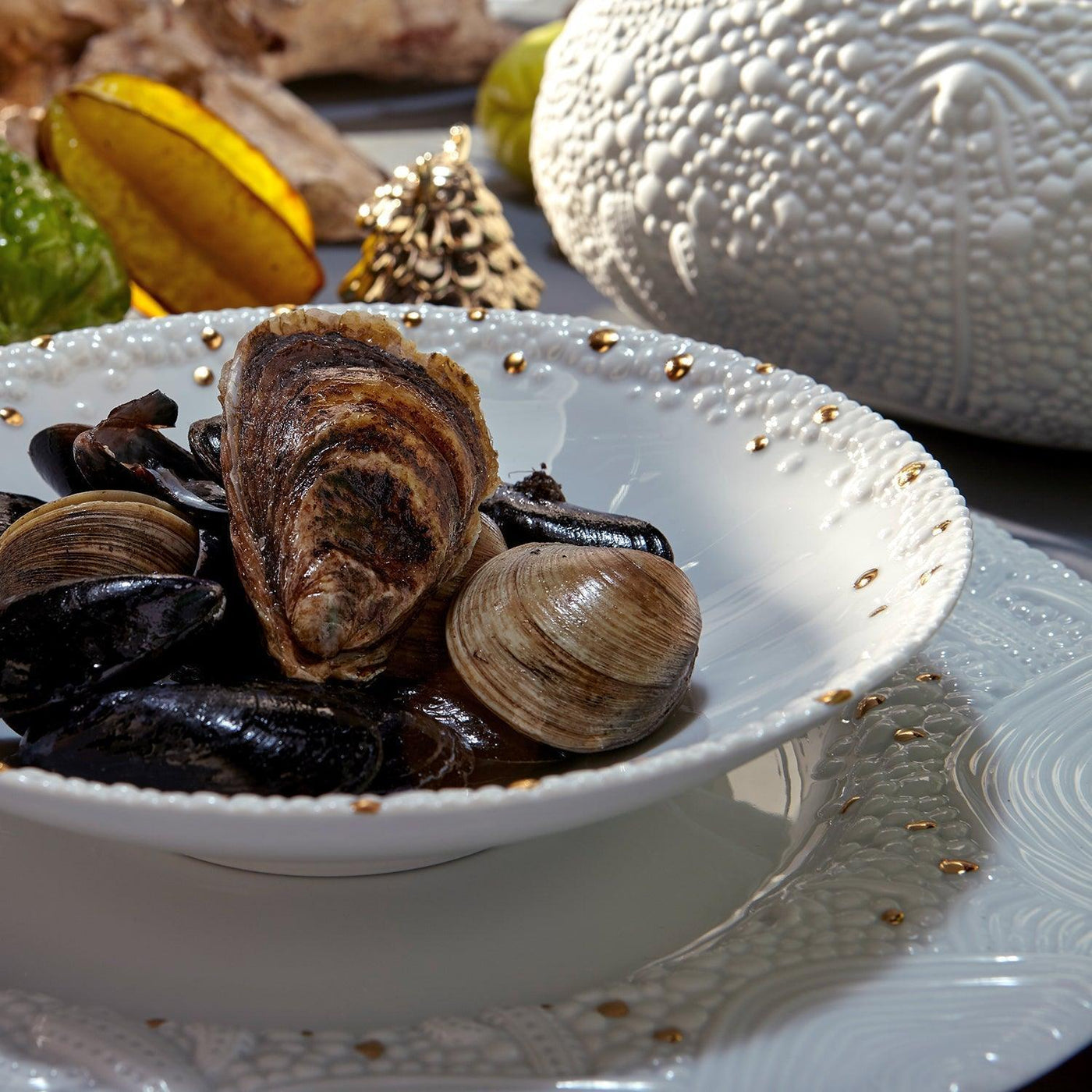 Haas Mojave Desert Charger - White + Gold - L'OBJET