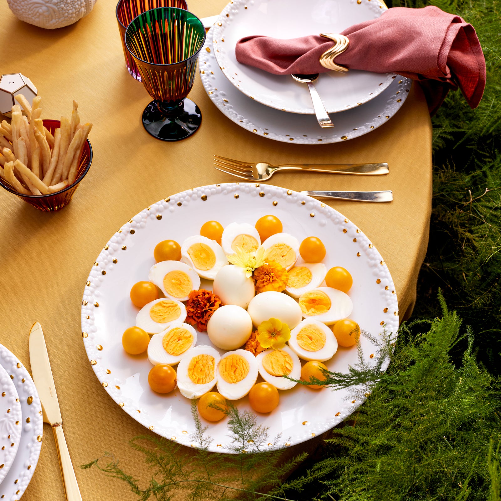 Haas Mojave Charger - White + Gold - L'OBJET